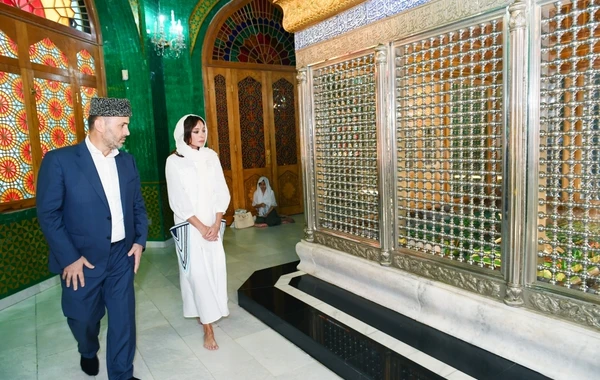 Mehriban Əliyevaya Qurani-Kərim hədiyyə olundu (FOTO)