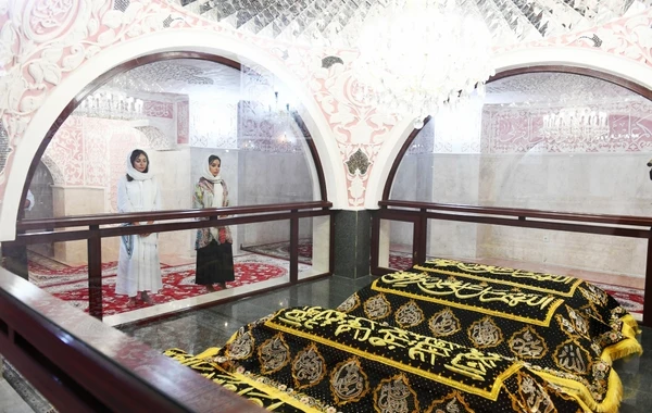 Mehriban Əliyevaya Qurani-Kərim hədiyyə olundu (FOTO)