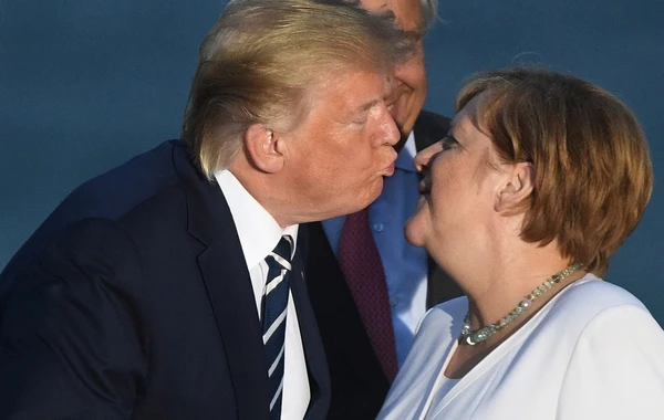 Поступок Меланьи Трамп на глазах у мужа поспособствовал дискуссиям - ФОТО