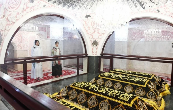 В святилище Бибиэйбат Мехрибан Алиевой был подарен Коран - ФОТО