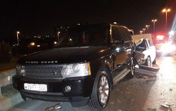 Bakıda "Mercedes" "Range Rover"ə çırpıldı, yaralı var - VİDEO