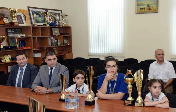 Azad Rəhimov gənc şahmatçıları mükafatlandırıb - FOTO