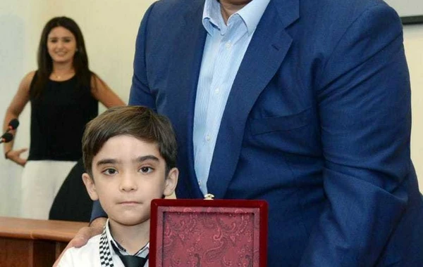 Azad Rəhimov gənc şahmatçıları mükafatlandırıb - FOTO