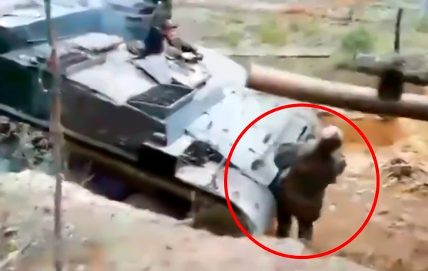Dəhşətli anlar! Tank rus əsgərin üstündən keçdi - VİDEO