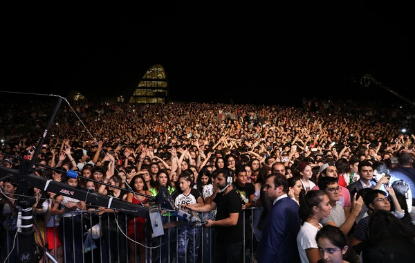 Bakıda keçirilən konsertdə həyəcanlı anlar - Polis köməyə gəldi - VİDEO