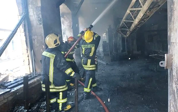 Bakıda boya sexində başlayan yanğın söndürüldü - VİDEO