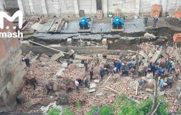 В Новосибирске обрушилась стена здания: под завалами остались люди - ФОТО