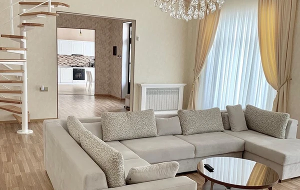 Dünya şöhrətli stilist Bakıda özünə villa tikdirdi - VİDEO