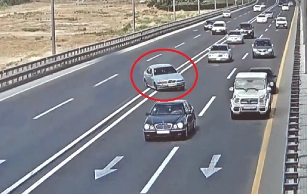 Aeroport yolunda BMW "Mercedes"ə çırpıldı, "Galendewagen" son anda... - VİDEO