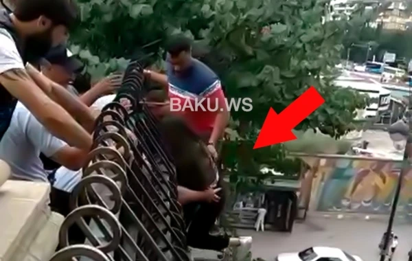 Bakıda özünü körpüdən atmaq istəyən qızı ölümdən belə xilas etdilər - VİDEO