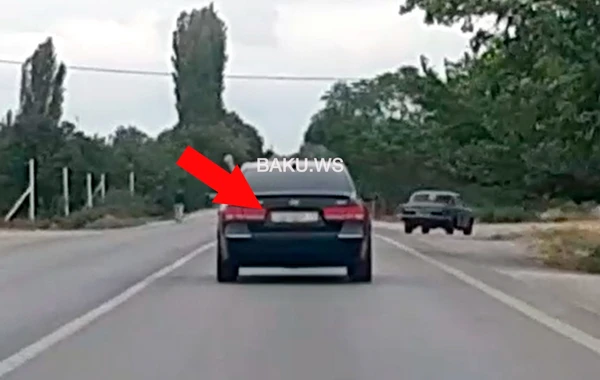 “Hyundai Sonata” sürücüsü nömrə nişanını gizlətdi və ... - VİDEO