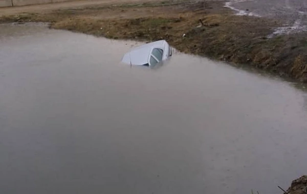 Bakıda meyvə daşıyan avtomobil kanalizasiyaya düşdü - FOTO