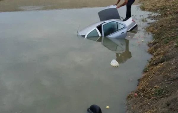 Bakıda meyvə daşıyan avtomobil kanalizasiyaya düşdü - FOTO