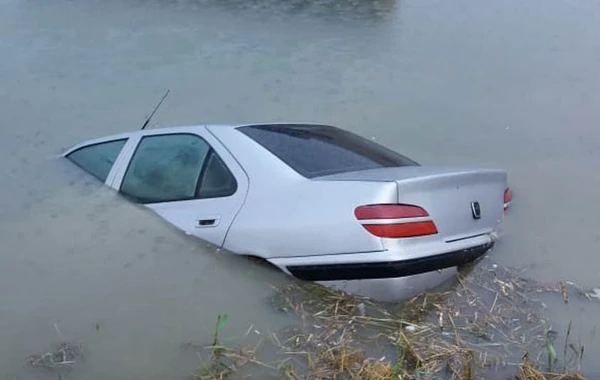 Bakıda meyvə daşıyan avtomobil kanalizasiyaya düşdü - FOTO