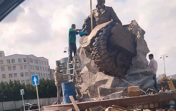 Bakıda Milli Qəhrəman Albert Aqarunovun heykəli qoyuldu - FOTO