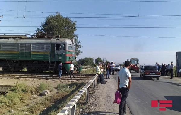 В Азербайджане грузовик столкнулся с поездом - ВИДЕО