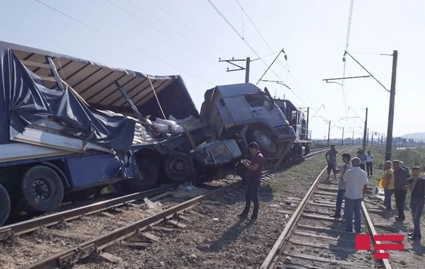 В Азербайджане грузовик столкнулся с поездом - ВИДЕО