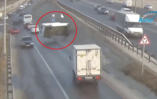 Bakıda çuxura düşən "Ford" belə çevrildi - VİDEO