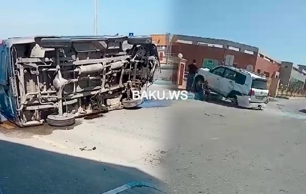 “Land Cruiser” ilə toqquşan yük maşını aşdı - VİDEO