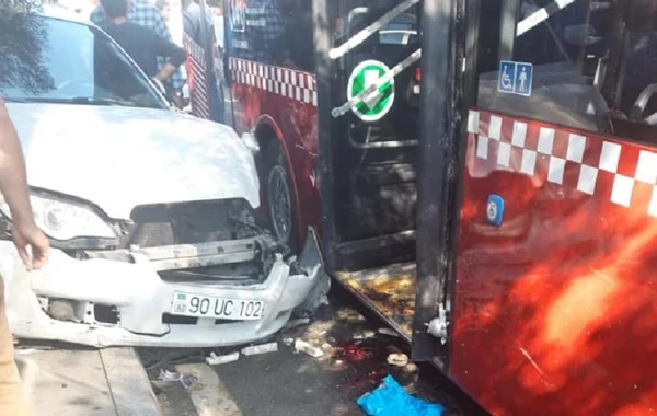 Bakıda dəhşətli avtobus qəzası – Qadının ayağı qopdu