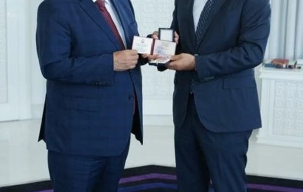 Рамизу Ровшану и Камалу Абдулле вручены удостоверения о почетных званиях - ФОТО