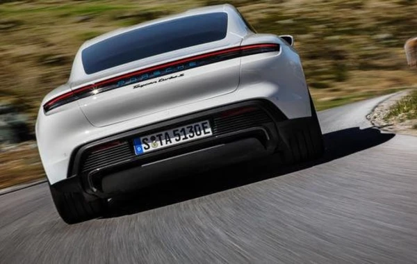 Компания Porsche представила свой первый электромобиль - ФОТО
