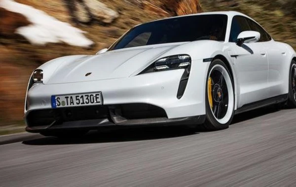 Компания Porsche представила свой первый электромобиль - ФОТО