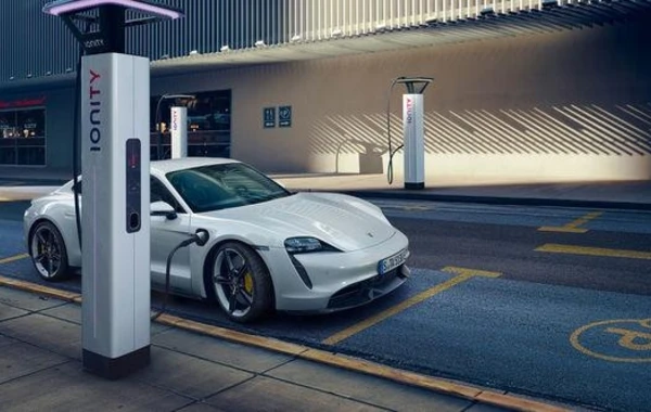 Компания Porsche представила свой первый электромобиль - ФОТО