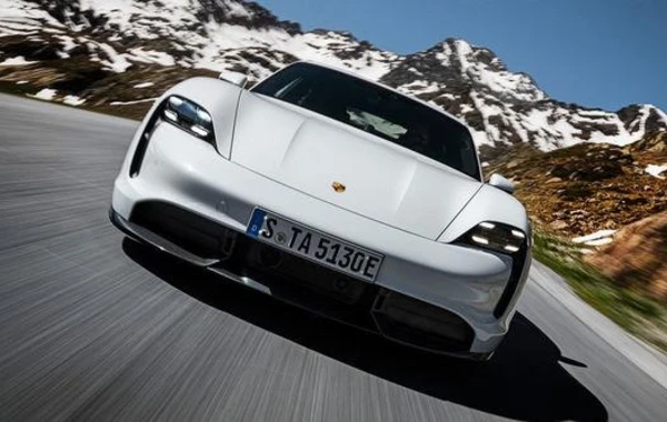 Компания Porsche представила свой первый электромобиль - ФОТО