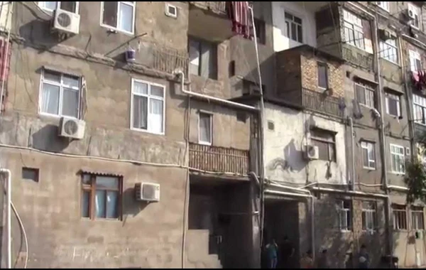 Kirayə qalmağa imkanı olmayan tələbələrin yataqxana problemi – VİDEO