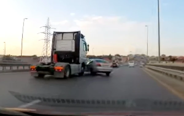 Bakıda DƏHŞƏT - TIR “Mercedes”i sürüyüb yoldan atdı - VİDEO