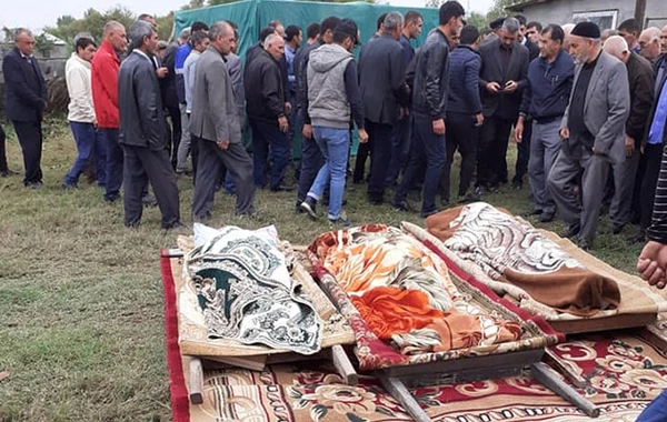Они поженились два месяца назад: В Имишли похоронили 5 членов одной семьи – ФОТО