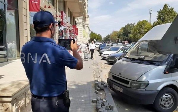 Əhali çaş-baş qalıb: Biri parkinqə icazə verir, digəri qadağan edir - FOTO