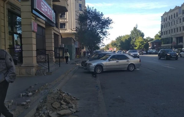 Əhali çaş-baş qalıb: Biri parkinqə icazə verir, digəri qadağan edir - FOTO