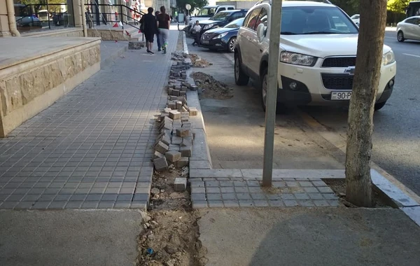 Əhali çaş-baş qalıb: Biri parkinqə icazə verir, digəri qadağan edir - FOTO