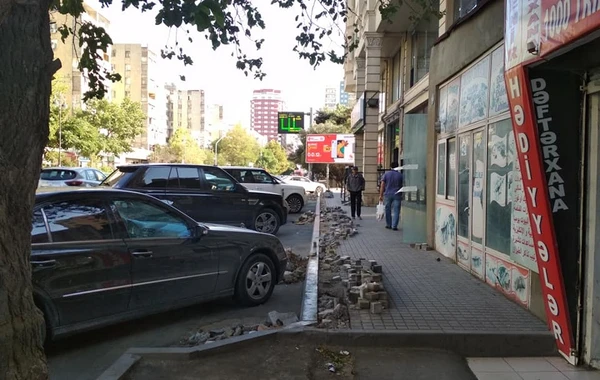 Əhali çaş-baş qalıb: Biri parkinqə icazə verir, digəri qadağan edir - FOTO