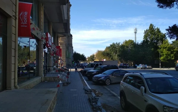 Əhali çaş-baş qalıb: Biri parkinqə icazə verir, digəri qadağan edir - FOTO