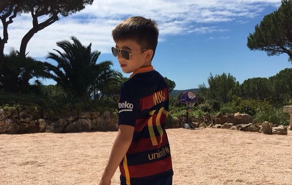 Prezindentin nəvəsi ulduz futbolçu ilə bir arada  - FOTO