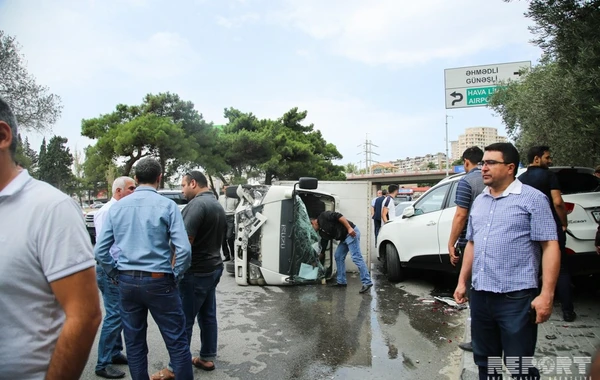 Bakıda yük avtomobili aşdı - FOTO
