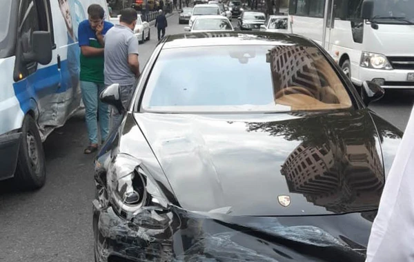 Bakının mərkəzində “Porsche” qəza törədib - FOTO