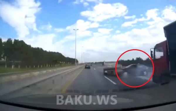 Bakı-Sumqayıt yolunda “avtoş”luq edən sürücünün qəzaya düşdüyü an - VİDEO
