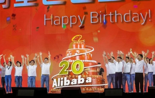 “Alibaba”nın rəhbəri şirkətdən getdiyi gün 80 min nəfərə konsert verdi - VİDEO