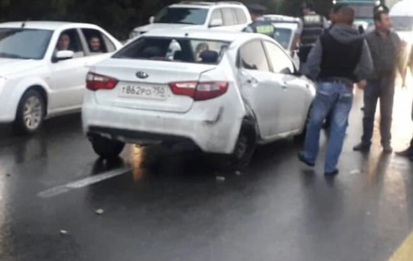 "KİA" idarəetmədən çıxdı işıq dirəyinə çırpıldı - FOTO
