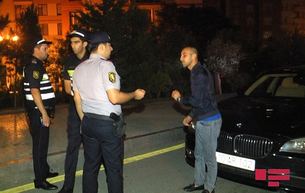 Bakıda qayda pozan sürücü yol polisi ilə mübahisə etdi: "Dedim saxla maşını"  - VİDEO