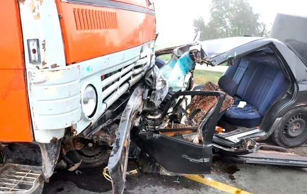Bakıda yük maşını avtomobili əzdi – 1 ölü, 3 yaralı