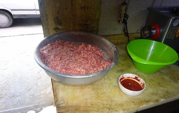Bakıda mənşəyi məlum olmayan ətlərdən istifadə edən restoran bağlandı - FOTO