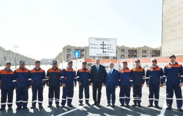 Ильхам Алиев на открытии реконструированной улицы в Баку - ФОТО