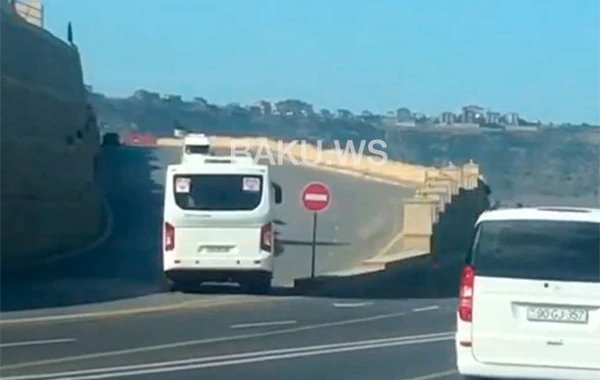 Avtobus sürücüsü insanların həyatını belə təhlükəyə atır - VİDEO