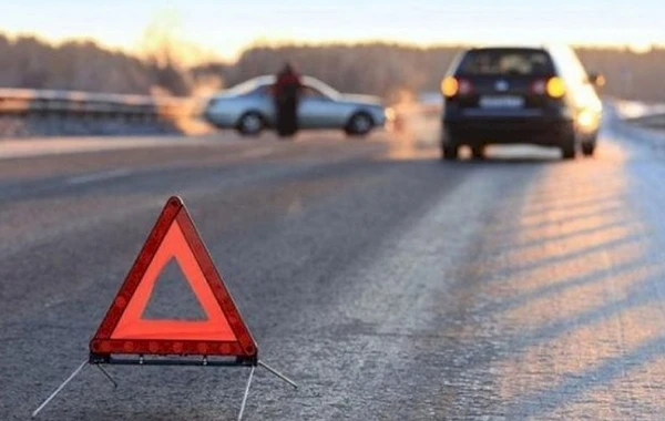 Yol qəzasında ana və azyaşlı qızı ağır xəsarət aldı