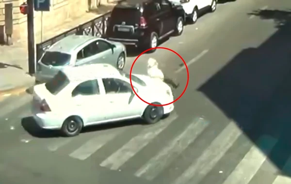 Bakıda taksi sürücüsü piyada keçidində yaşlı kişinin üstündən keçdi – ANBAAN VİDEO